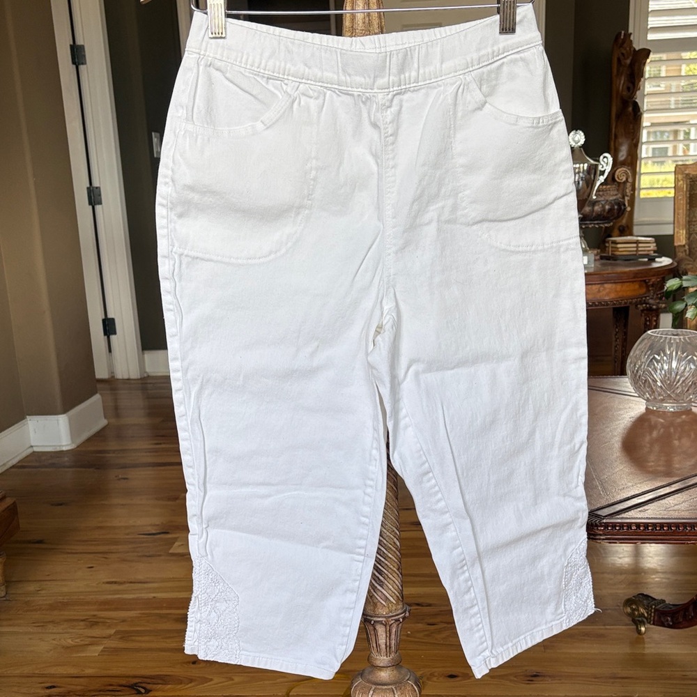 D&Co White Capris Pants